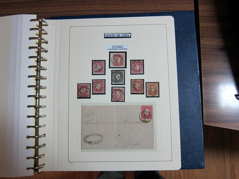 0019 (263).JPG -     Lote:    19      Marcofilia      Lotes Especiais       Descrição:         Portugal. Colecção especializada de carimbos de duplo círculo, tipo 1852, montada em 4 álbuns Lindner, com selos de diversas emissões e cartas, com estudo minucioso de cada marca. Lote a ver.         Lote       Valor Base:     &euro; 2.500,00     Valor Venda:     Retirado     
